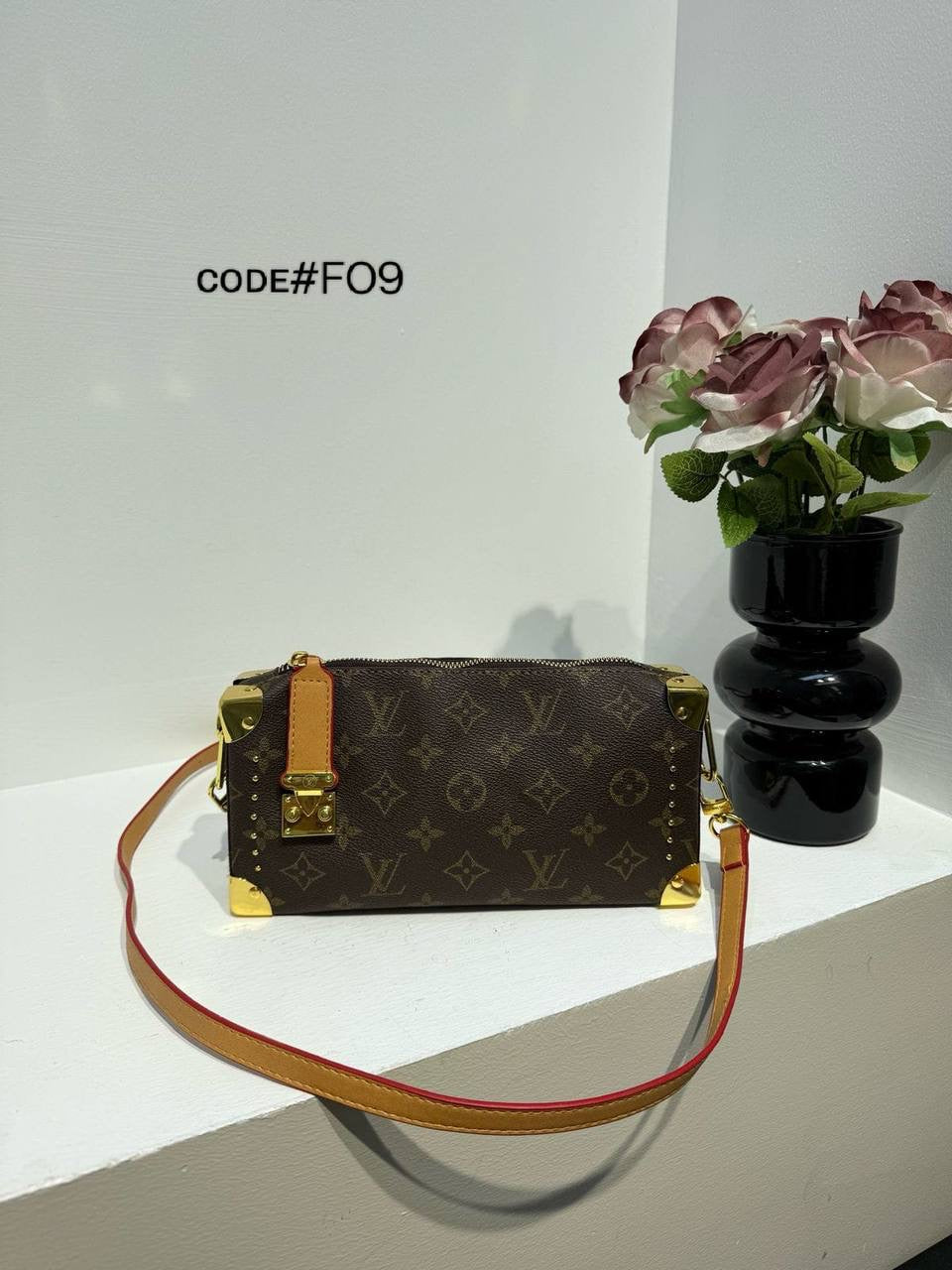 LV
ᴛʀᴜɴᴋ ᴄʀᴏssʙᴀɢ
ᴡɪᴛʜ ʟᴏɴɢ ʙᴇʟᴛ sᴛʀᴀᴘ
ᴍᴏɴᴏɢʀᴀᴍ ʟᴇᴀᴛʜᴇʀ
sɪᴢᴇ : 23  cm

70 dhs🇦🇪

Zain31
♥️♥️♥️