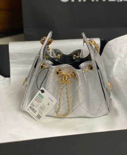 Chanel

good quality, 

size  25 * 16 cm 

110 dhs🇦🇪

Zain12
♥️♥️♥️