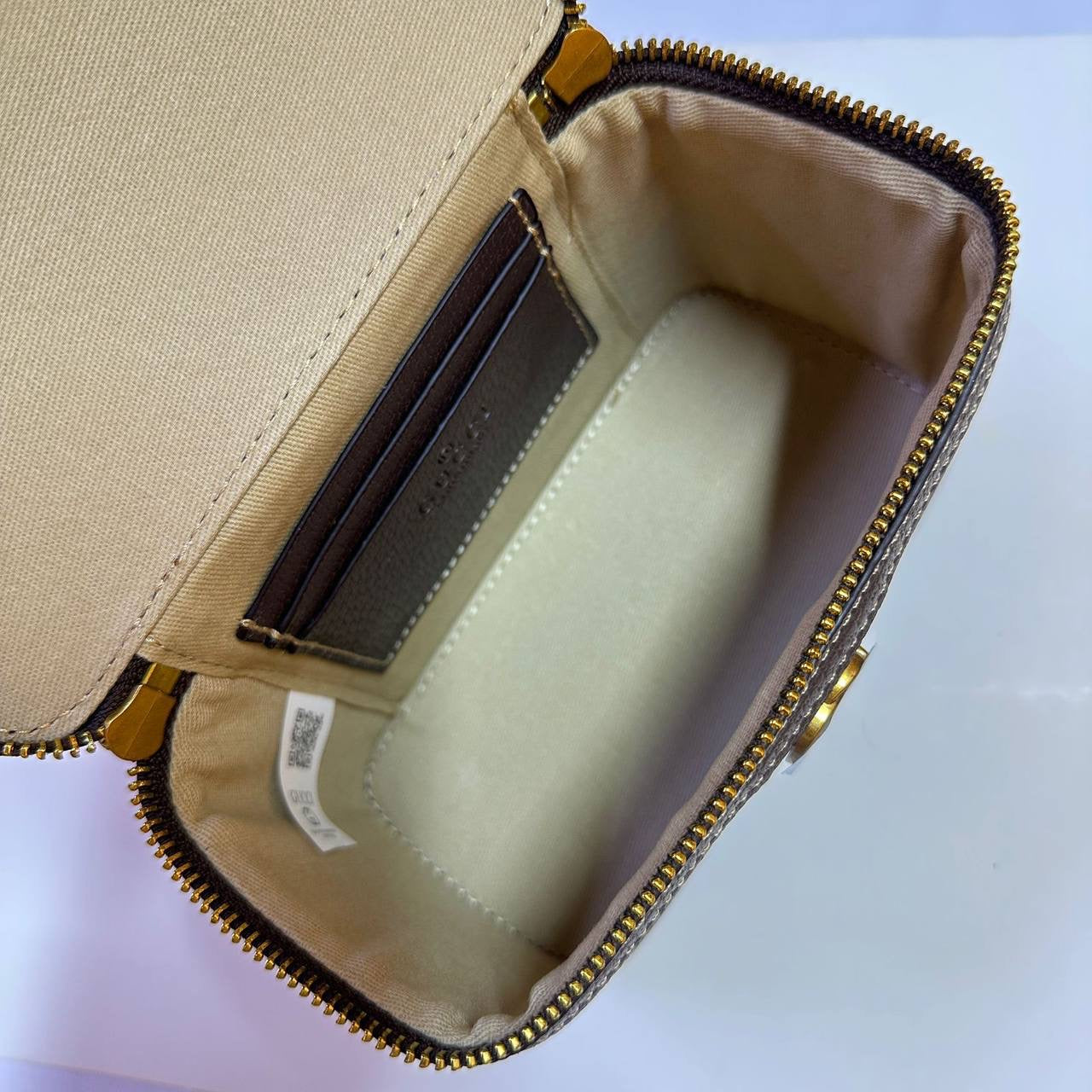 GUCCI 

NEW CAME GOOD QUALITY 
WITH BOX 
🎁🎁🎁

95 dhs🇦🇪

Zain39
♥️♥️♥️