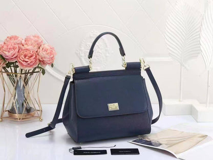 Dolce & Gabbana 
Size : 25 * 22 * 13 cm
120 dhs🇦🇪

with box 
🎁🎁🎁

Zain115
♥️♥️♥️