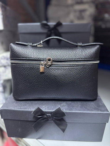 🎉 Offer 🎊  Loro Piana
High Quality 
Size : 19 *  12.5 * 7 cm
70 dhs🇦🇪

Zain115
♥️♥️♥️