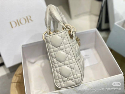 DIOR

SUPER MASTER QUALITY🫶
WITH FULL PACKAGING 🎁
17CM

For Price 👇 WTSP Text Zain 0568585901

Zain255
♥️♥️♥️