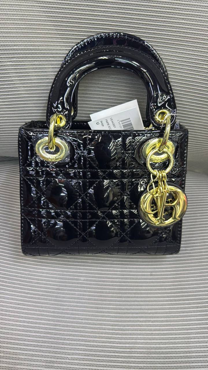 Dior

18cm

95 dhs🪙💕

with box
🎁🎁🎁

Zain16
♥️♥️♥️