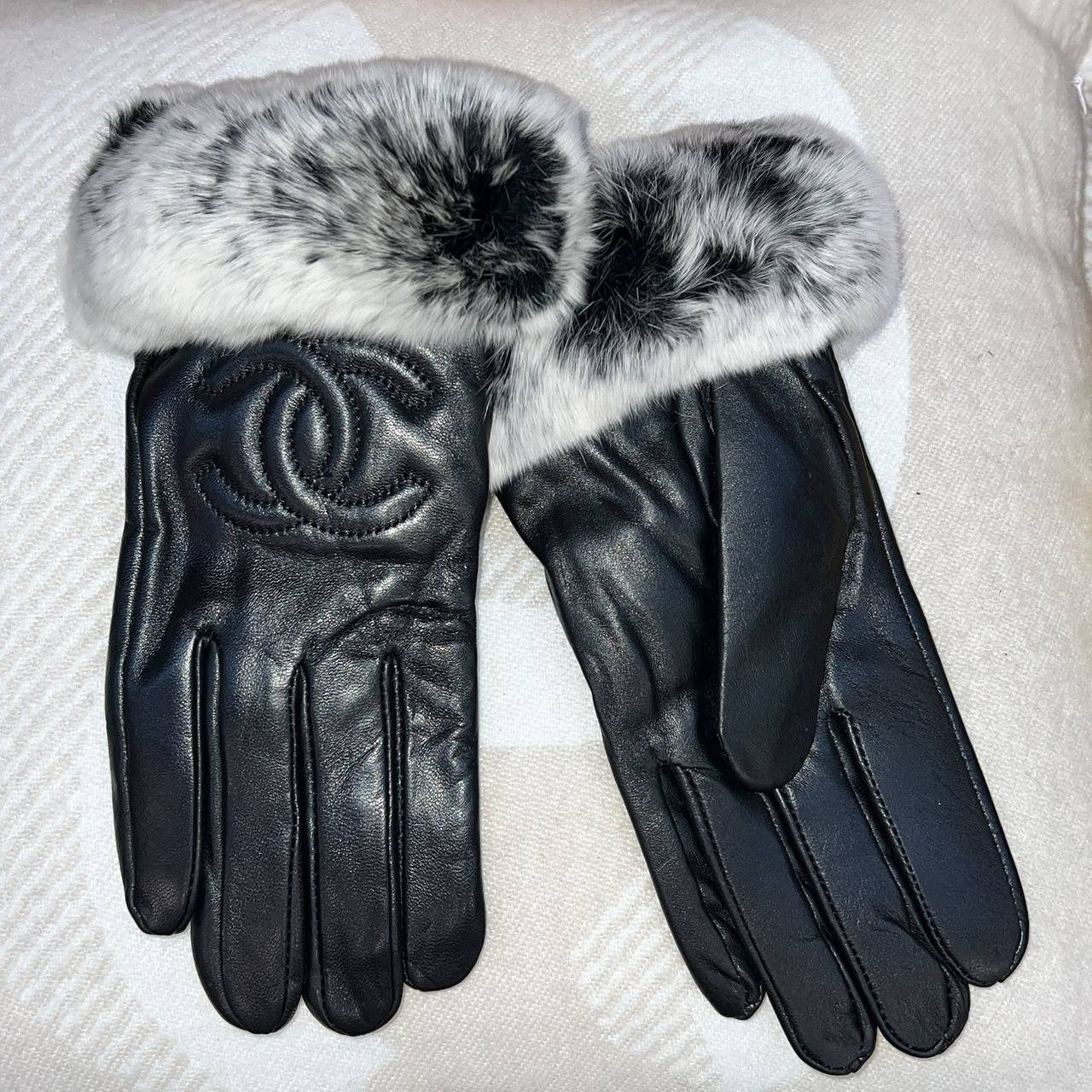 Women Gloves 
Free size 
80 dhs🪙

Zain88
♥️♥️♥️
