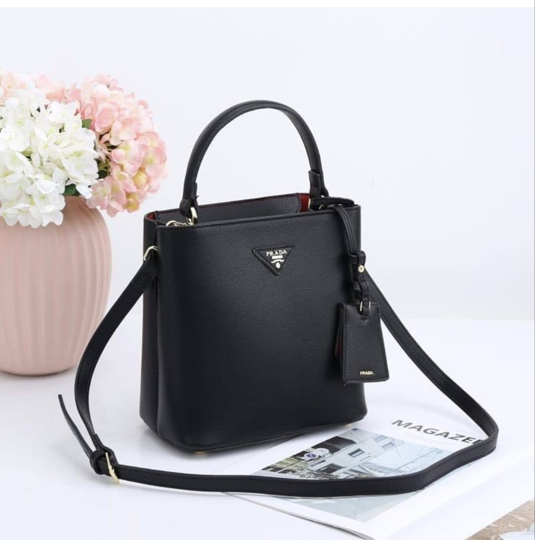 Prada

with box
🎁🎁🎁

105 dhs🇦🇪

Zain143
♥️♥️♥️