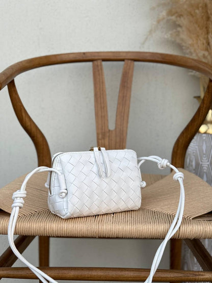 Available again✨✨✨
BOTTEGA VENETA
18cm
330 dhs🇦🇪
Top quality 
With box🎁

Zain167
♥️♥️♥️