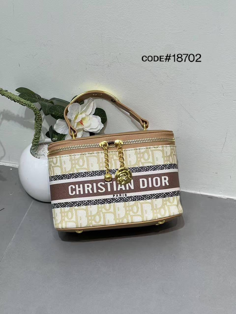 CHRISTIAN DIOR
ᴠᴀɴɪᴛʏ ᴛᴏᴘ ʜᴀɴᴅʙᴀɢ
sʟɪɴɢ ᴄʜᴀɪɴ ʙᴀɢs
sɪᴢᴇ : 20 cm

65 dhs🇦🇪

Zain31
♥️♥️♥️