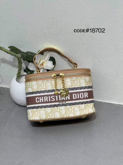 CHRISTIAN DIOR
ᴠᴀɴɪᴛʏ ᴛᴏᴘ ʜᴀɴᴅʙᴀɢ
sʟɪɴɢ ᴄʜᴀɪɴ ʙᴀɢs
sɪᴢᴇ : 20 cm

65 dhs🇦🇪

Zain31
♥️♥️♥️
