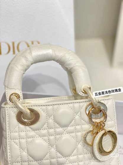 DIOR

SUPER MASTER QUALITY🫶
WITH FULL PACKAGING 🎁
17CM

For Price 👇 WTSP Text Zain 0568585901

Zain255
♥️♥️♥️
