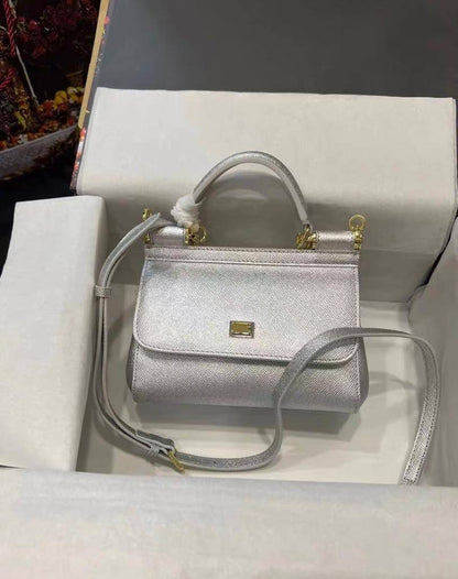 D&G

100 dhs🇦🇪

with box
🎁🎁🎁

size 20cm

Zain26
♥️♥️♥️