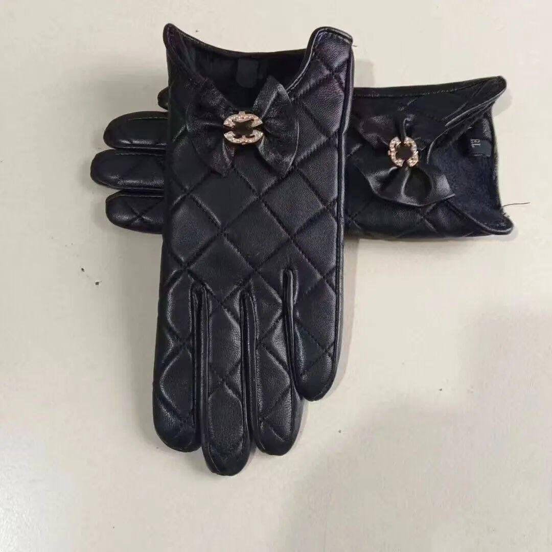 Women Gloves 
Free size 
80 dhs🪙

Zain88
♥️♥️♥️