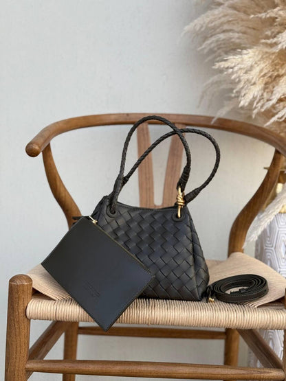 BOTTEGA VENETA
24cm
350 dhs🇦🇪
Top quality 
With box🎁

Zain167
♥️♥️♥️