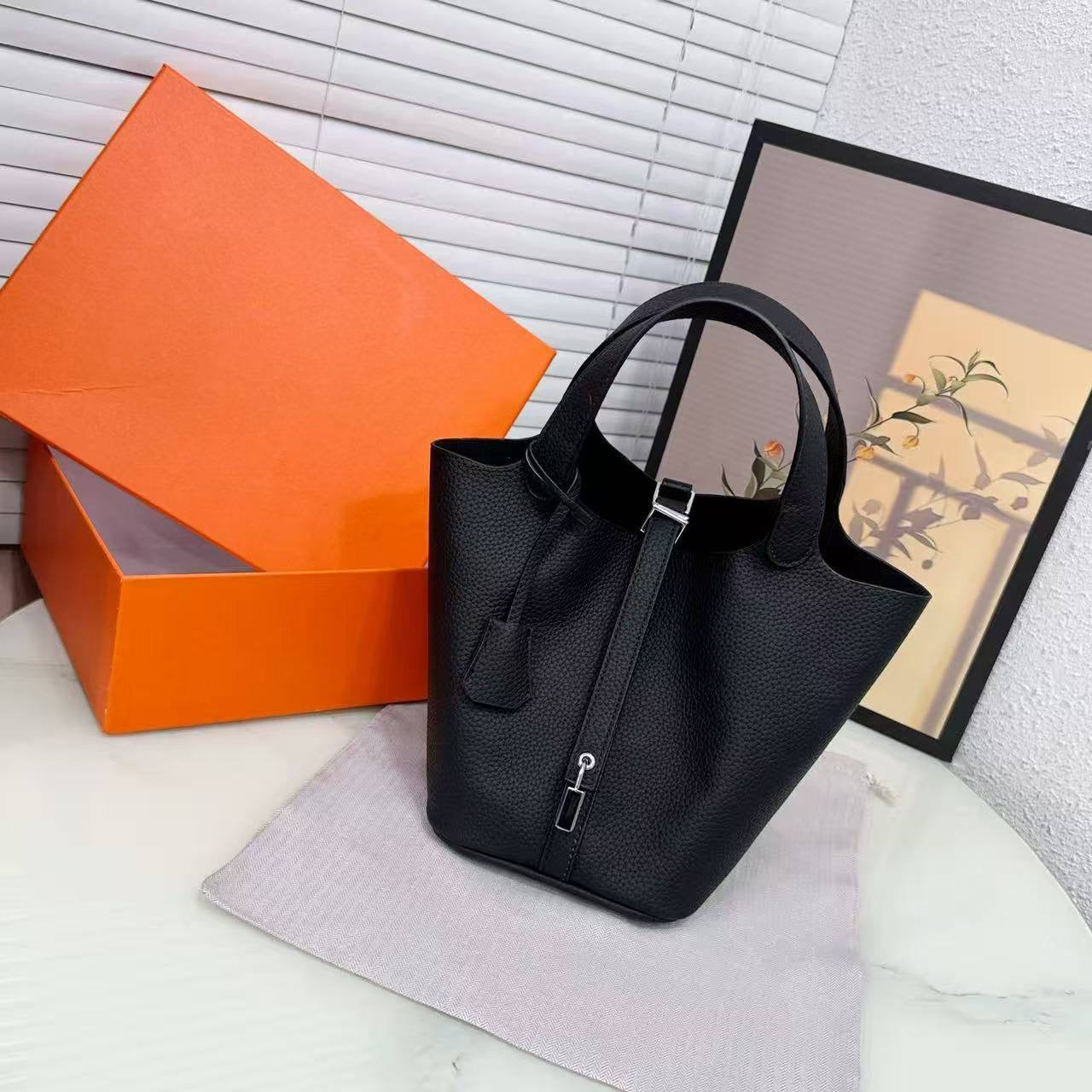Hermes

with box 
🎁🎁🎁

95 dhs🪙

Zain50
♥️♥️♥️