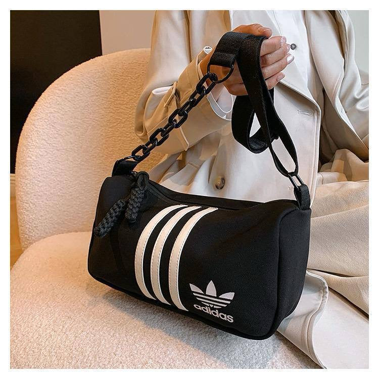 Adidas
30*20*10 cm
40 dhs🪙💕

Zain17
♥️♥️♥️