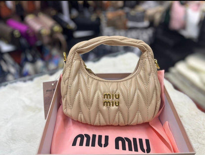 Miu Miu

With box 
🎁🎁🎁

95 dhs🇦🇪

Zain93
♥️♥️♥️