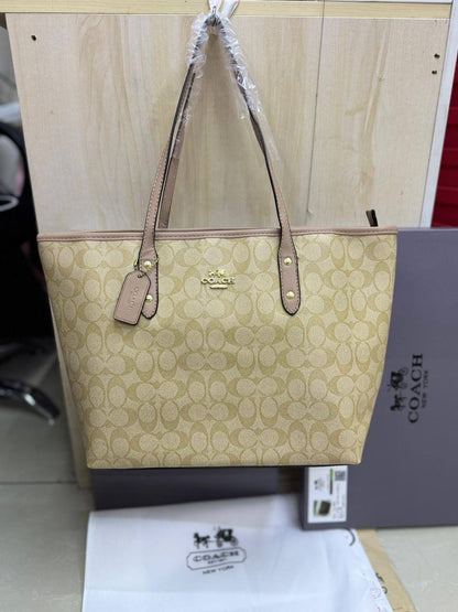 Coach Tote
Size : 33 * 27 cm
90 dhs🪙
with box 🎁

Zain115
♥️♥️♥️