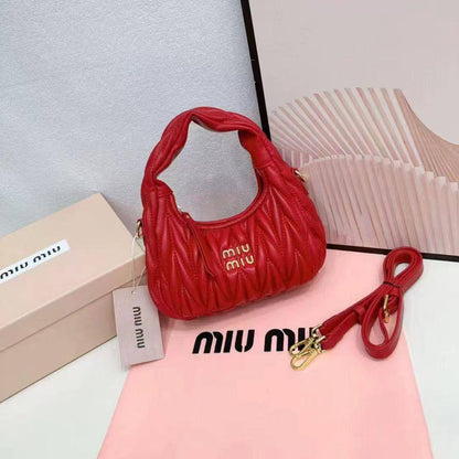 Miu Miu

with box
🎁🎁🎁

95 dhs🇦🇪
20 cm 

Zain253
♥️♥️♥️