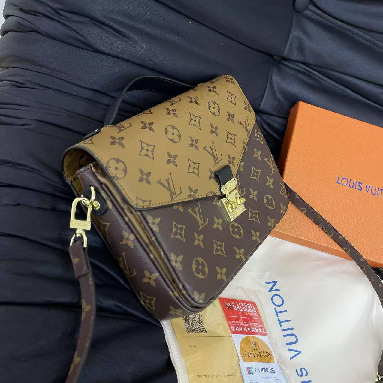 LV
25*19*8 cm

With box
🎁🎁🎁

100 dhs🇦🇪

Zain17
♥️♥️♥️