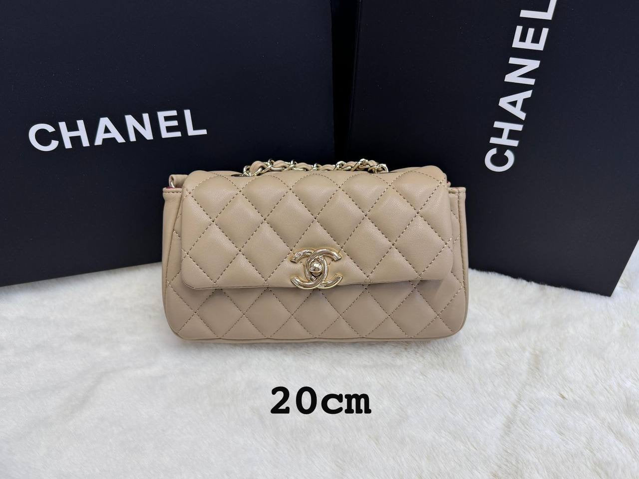 Chanel ss20 ғʟᴀᴘ
ɢᴏʟᴅ ʜᴀʀᴅᴡᴀʀᴇ 

ᴡɪᴛʜʙᴏx
🎁🎁🎁

ϙᴜᴀʟɪᴛʏ:ʟᴀᴍʙsᴋɪɴ
95 dhs🇦🇪

Zain56
♥️♥️♥️