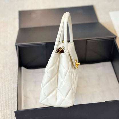 CHANEL 
GOOD QUALITY 
90 dhs🪙💕

Zain39
♥️♥️♥️