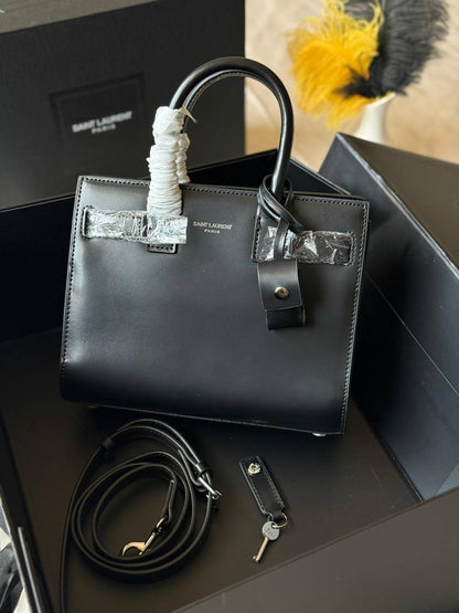 YSL

22cm
350 dhs🇦🇪
Top quality 

With box
🎁🎁🎁

Zain167
♥️♥️♥️
