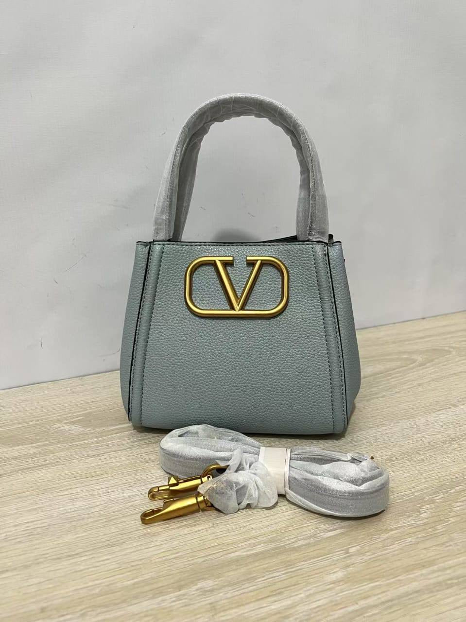 Valentino
90 dhs🪙💕
High quality
21Cm

Zain26
♥️♥️♥️