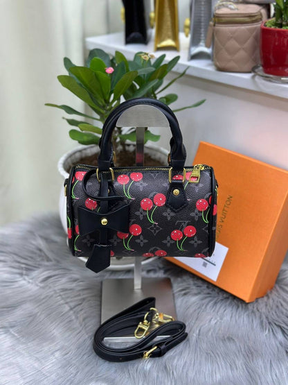 LV 
SIZE  ……… 20CM

85 dhs🇦🇪

With BOX
🎁🎁🎁

Zain244
♥️♥️♥️