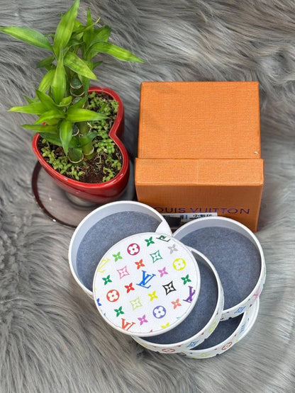 LV  jewelry box

SIZE  ………   10  CM 🥰

65 dhs🇦🇪

with BOX
🎁🎁🎁

Zain244
♥️♥️♥️