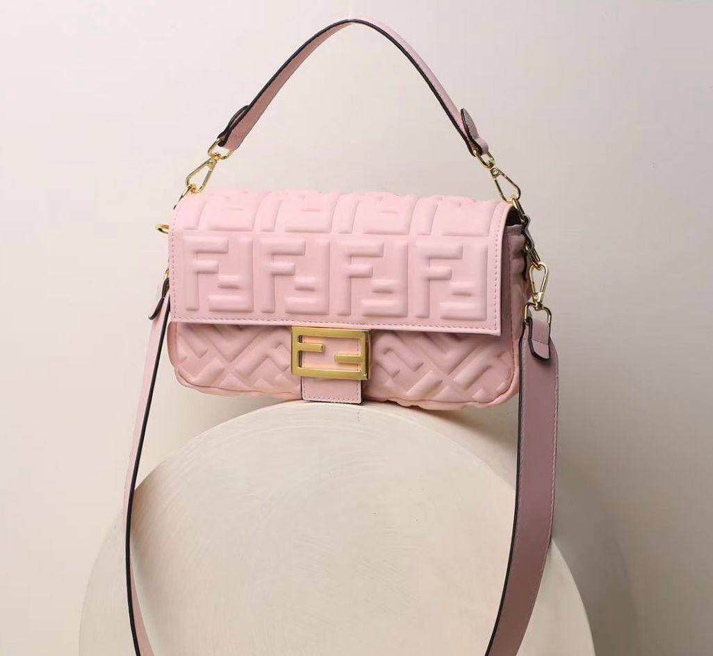 FENDI 

NEW CAME GOOD QUALITY 
WITH BOX 
🎁🎁🎁

100 dhs🇦🇪

SIZE: 26cm

Zain39
♥️♥️♥️