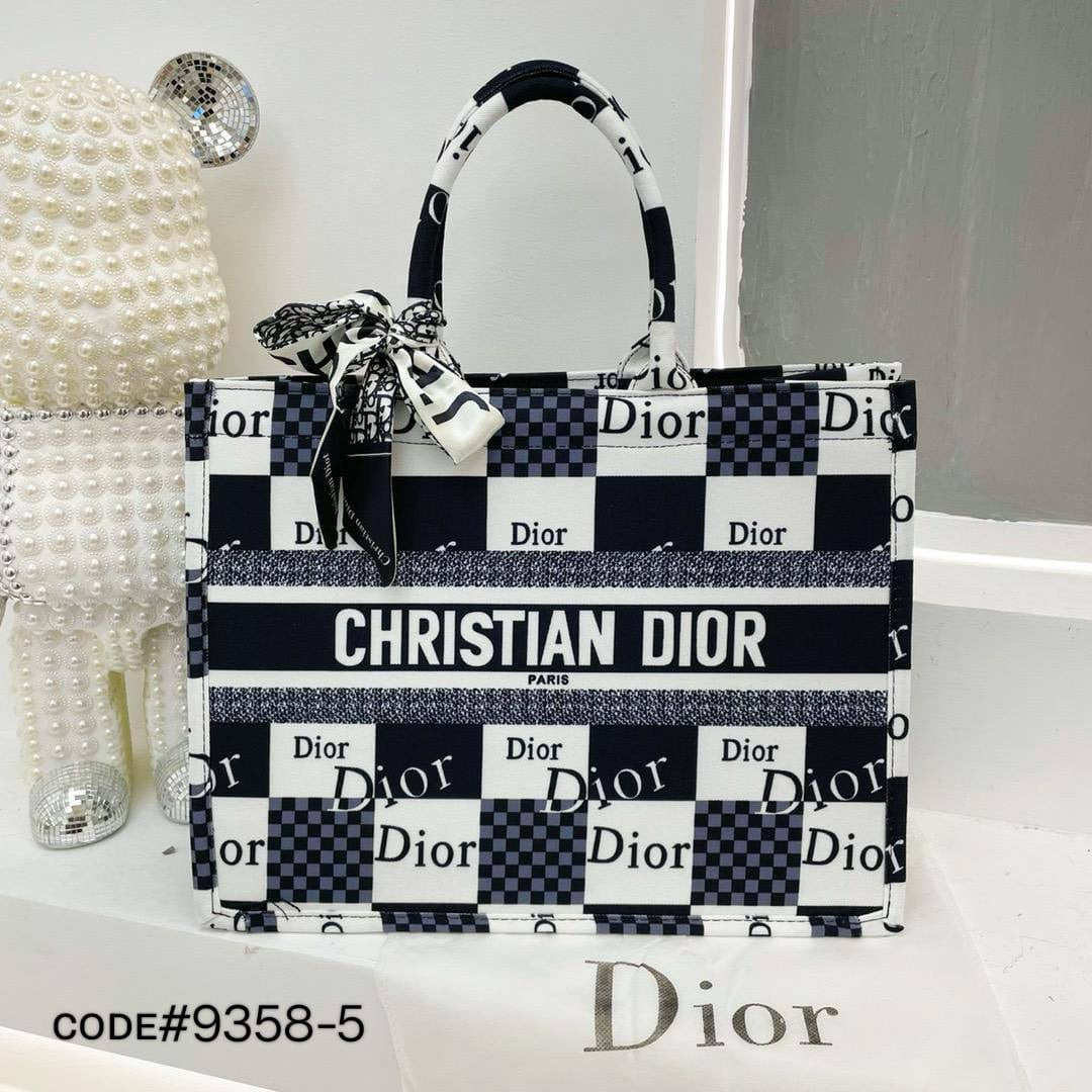 Dior
ʜᴀɴᴅᴄᴀʀʀʏ ʙᴏᴏᴋᴛᴏᴛᴇ
  •ᴢɪᴘᴘᴇʀ ᴛʏᴘᴇ
  •ᴄᴀɴᴠᴀss ᴍᴀᴛᴇʀɪᴀʟ
sɪᴢᴇ : 41 cm

70 dhs🇦🇪

Zain31
♥️♥️♥️
