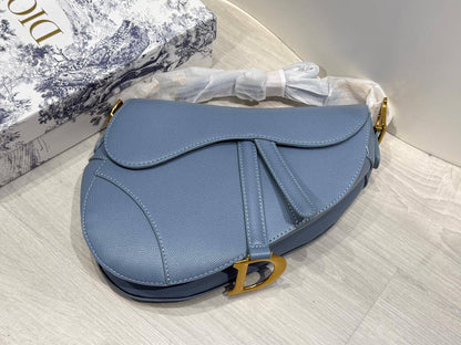 Dior

with box
🎁🎁🎁

110 dhs🇦🇪

good quality

Zain44
♥️♥️♥️