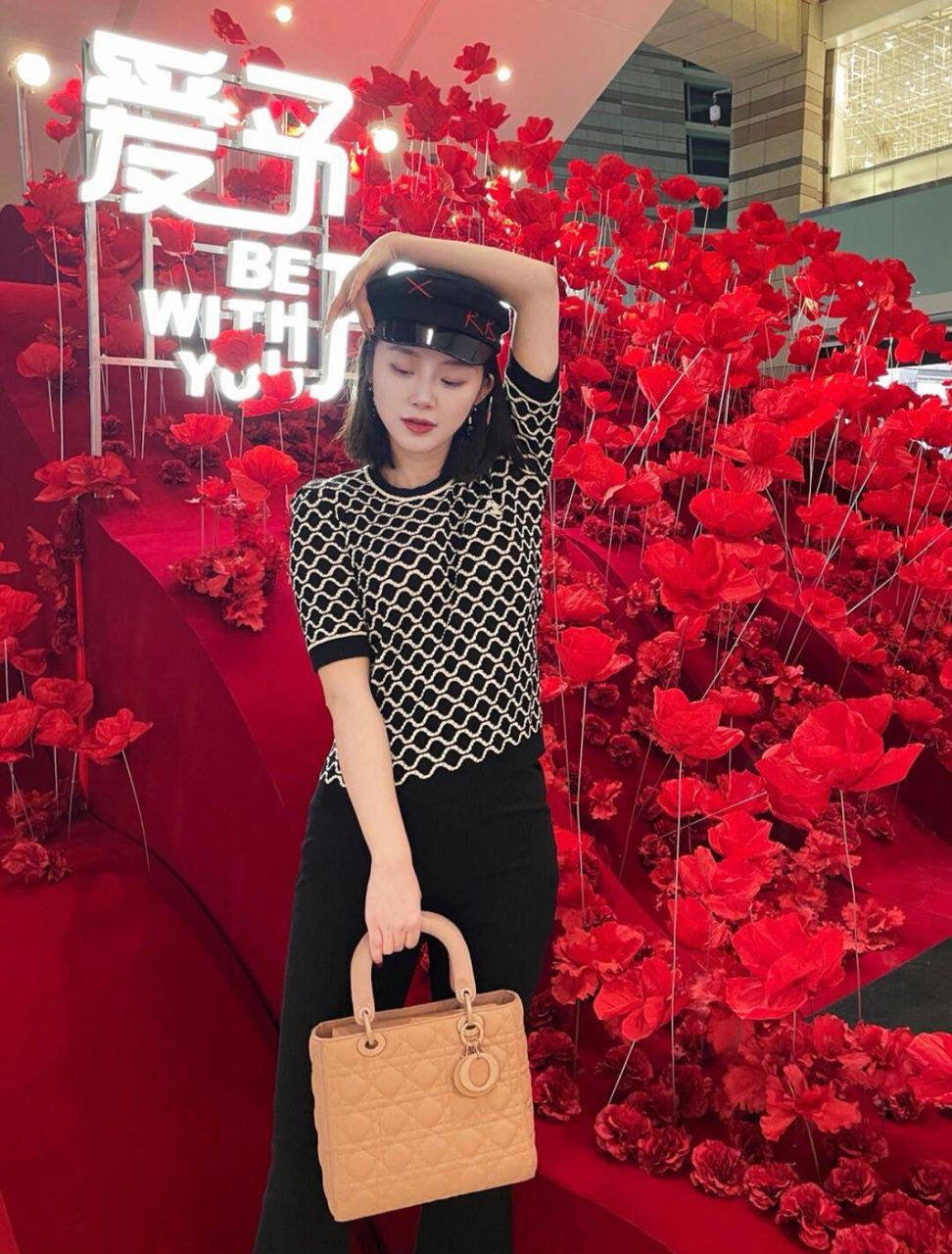 Dior
105 dhs🇦🇪
size：25cm
Good quality 

with box
🎁🎁🎁

Zain35
♥️♥️♥️