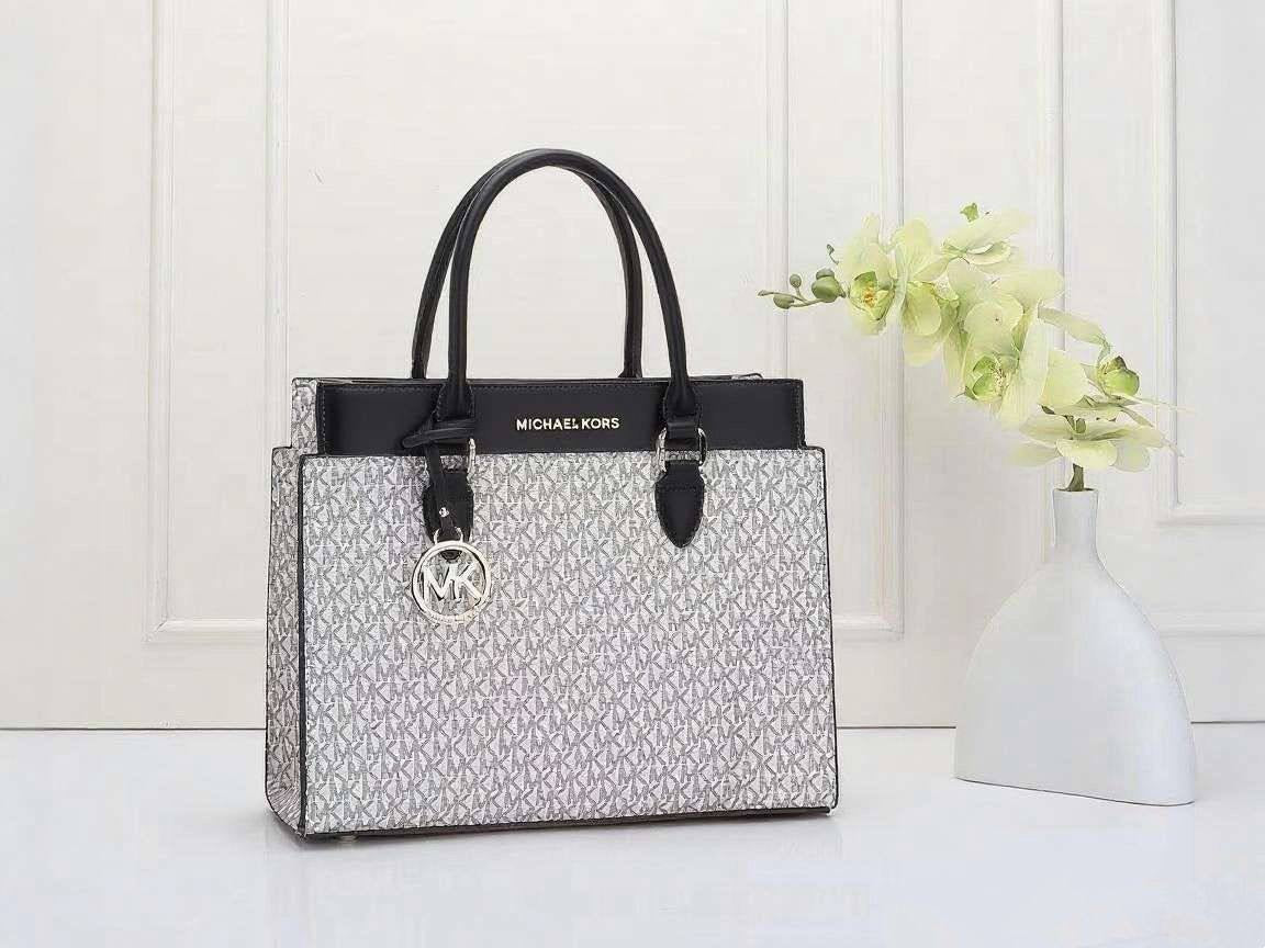 MK 
NEW CAME GOOD QUALITY 
100 dhs🇦🇪

Zain39
♥️♥️♥️