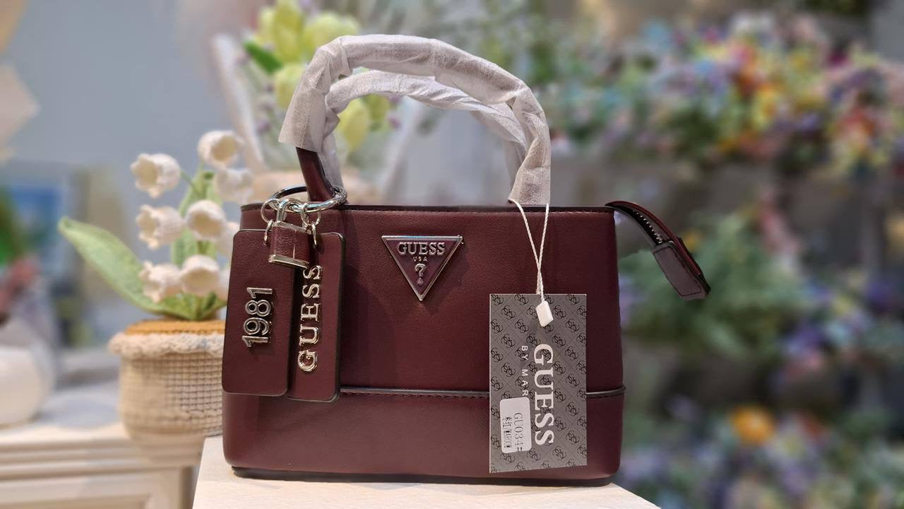 GUESS

20*14cm

95 dhs🇦🇪

with BOX
🎁🎁🎁

Zain254
♥️♥️♥️