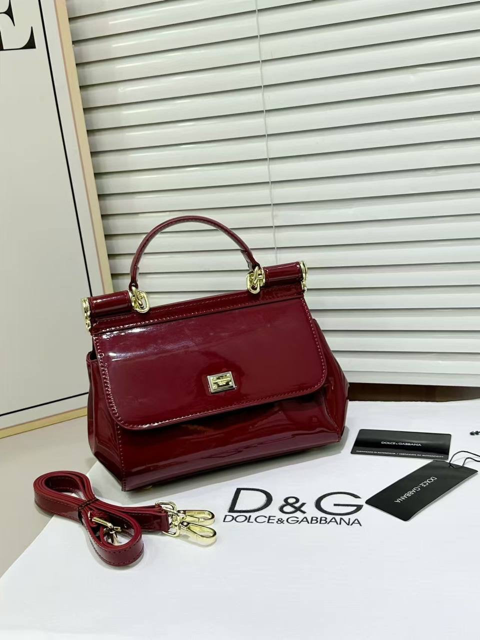 Dolce & Gabbana 
Size : 20 * 15 * 9 cm
110 dhs🇦🇪

with box 
🎁🎁🎁

Zain115
♥️♥️♥️