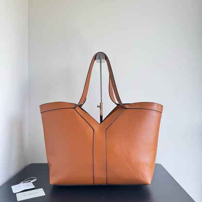 YSL 
115 dhs🪙💕
Size 34x29x17👈

Zain161
♥️♥️♥️