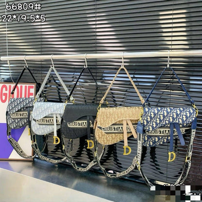 CHRISTIAN DIOR
SADDLE CROSS BAG
ᴡɪᴛʜ sʜᴏᴜʟᴅᴇʀ ʙᴀɢ ʙᴇʟᴛ
sɪᴢᴇ : 22 cm

70 dhs🪙

Zain31
♥️♥️♥️