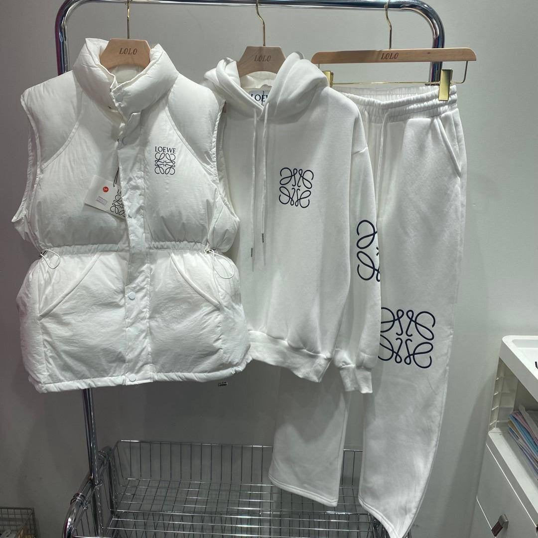 *New collections      
380 dhs🪙
*good  quality  💕💝🛍️
*Sizes:S M L * 
*AVAILABLE NOW* full set

Zain231
♥️♥️♥️