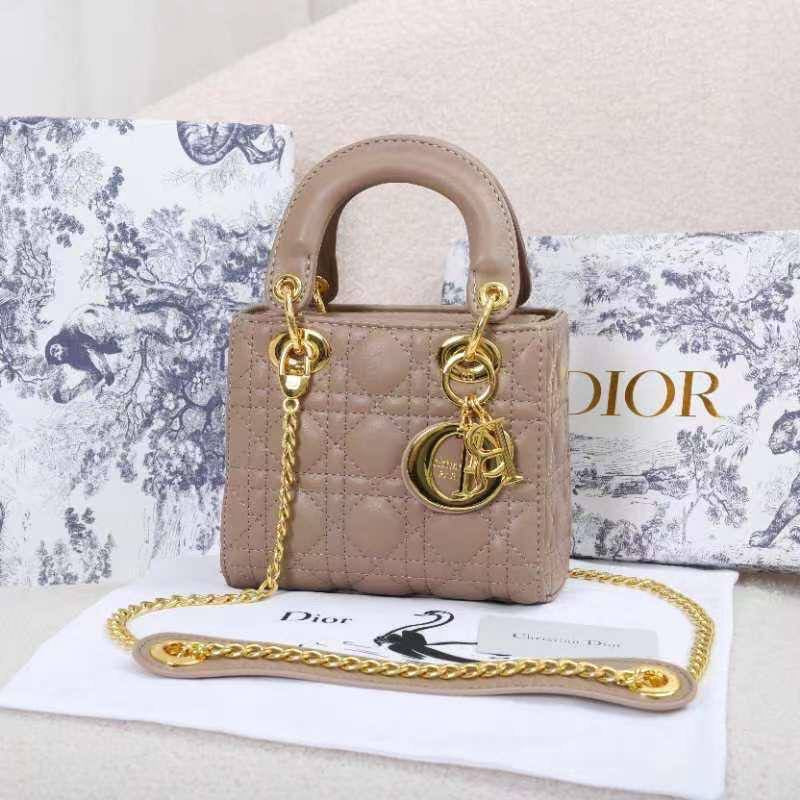 Dior
100 dhs🇦🇪

with box
🎁🎁🎁

size 17cm

Zain26
♥️♥️♥️