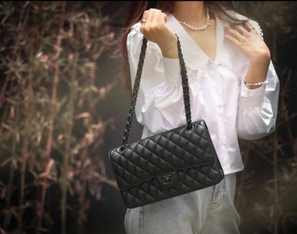 CHANEL

 COPY ONE 

NEW CAME WITH DOUBLE BOX 
🎁🎁🎁

250 dhs🪙💕
leather 

Zain39
♥️♥️♥️