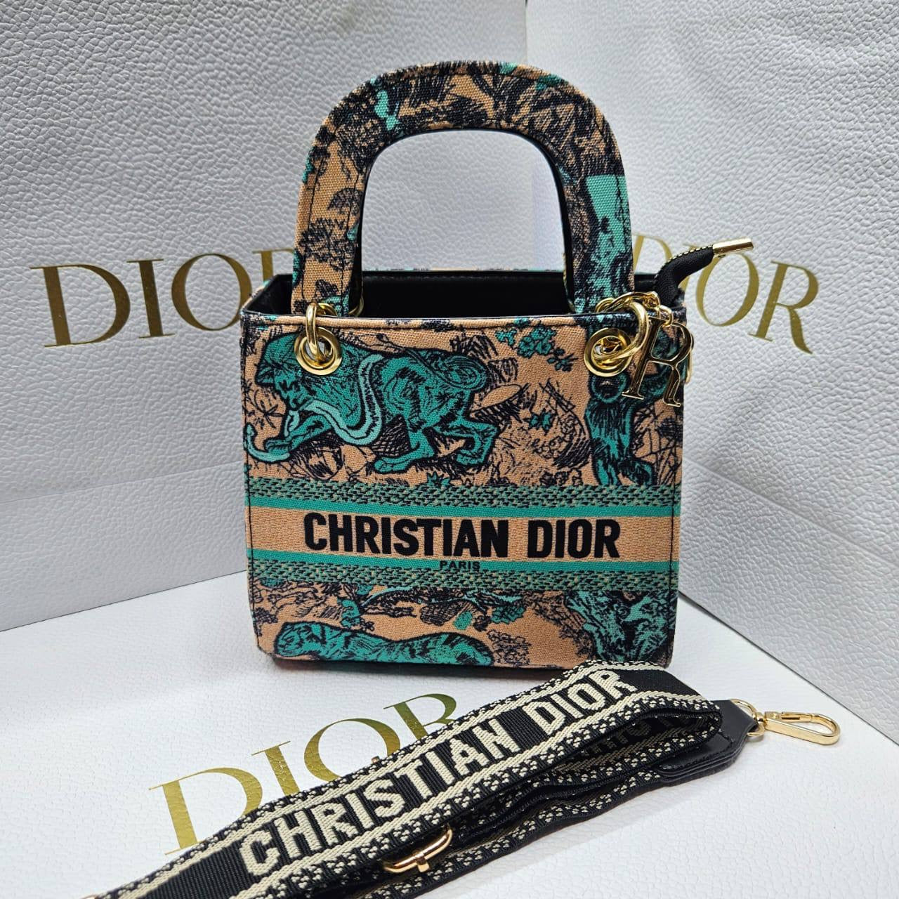CHRISTIAN LADY DIOR
sɪᴢᴇ : 20 cm

65 dhs🇦🇪

Zain31
♥️♥️♥️