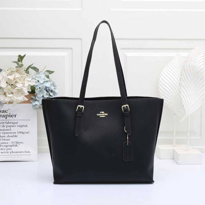 Coach
8 colors
Size:34×28×13                              
105 dhs🪙

Zain114
♥️♥️♥️