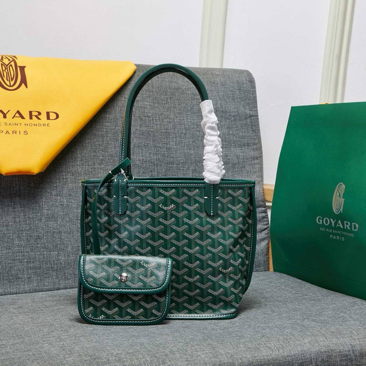 GOYARD 
NEW CAME 
HIGH QUALITY SMALL SIZE 
Use on both sides 
WITH BOX 
🎁🎁🎁

90 dhs🪙💕

Zain39
♥️♥️♥️