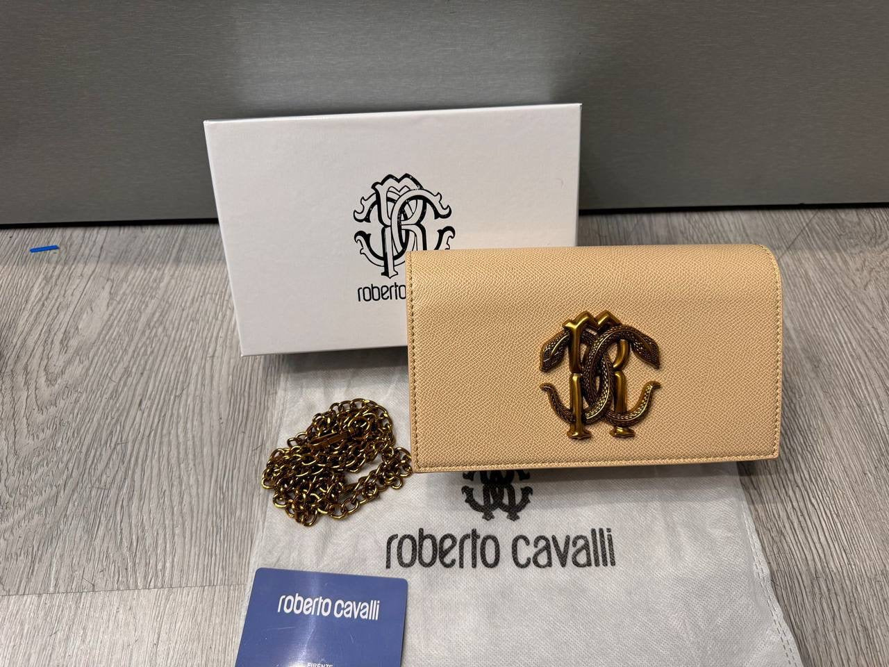 RC 

95 dhs🇦🇪

with box
🎁🎁🎁

Zain90
♥️♥️♥️