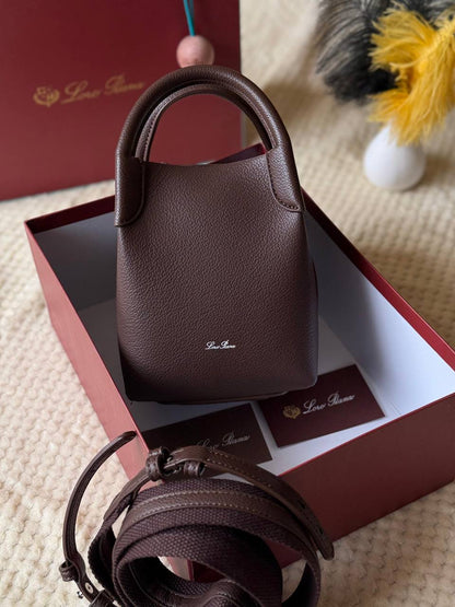 LORO PIANA

13cm
350 dhs🇦🇪

Top quality 

With box
🎁🎁🎁

Zain167
♥️♥️♥️