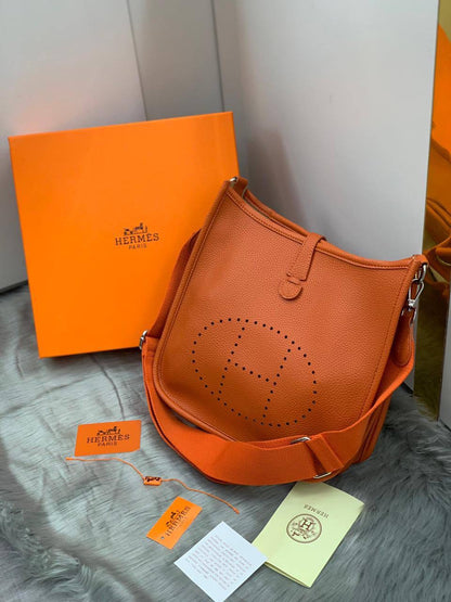 HERMES
SIZE……….  30  CM🌷
105 dhs🪙💕

with BOX✅
🎁🎁🎁

Zain244
♥️♥️♥️