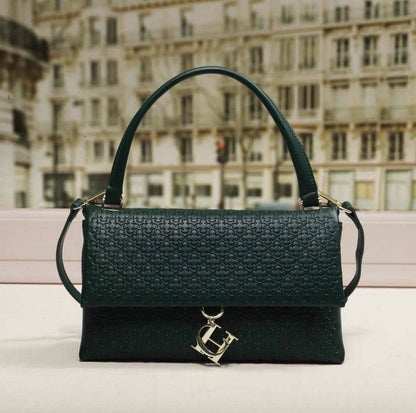 CH CH
95 dhs🇦🇪

size：24cm

Good quality 

with box
🎁🎁🎁

Zain35
♥️♥️♥️