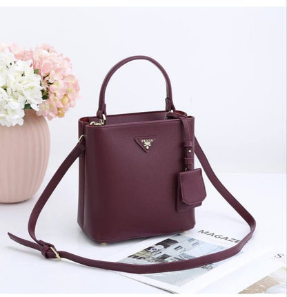 Prada

with box
🎁🎁🎁

105 dhs🇦🇪

Zain143
♥️♥️♥️