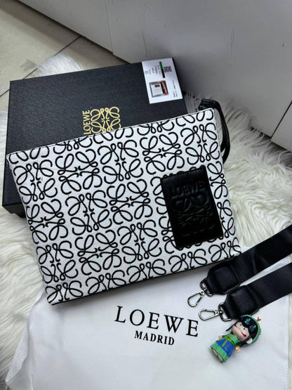 🎊 Offer 🎉  LOEWE
Size : 28 ~ 19 cm
75 dhs🇦🇪
with box 🎁

Zain115
♥️♥️♥️