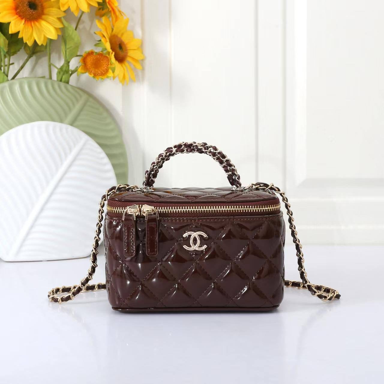 Chanel

Best quality 

with box’s 
🎁🎁🎁

95 dhs🇦🇪

size 17 cm

Zain158
♥️♥️♥️